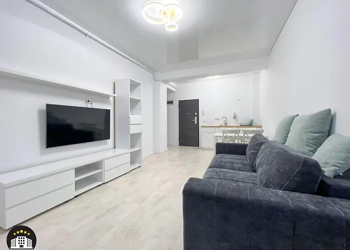 By Azimuth شقة Năvodari